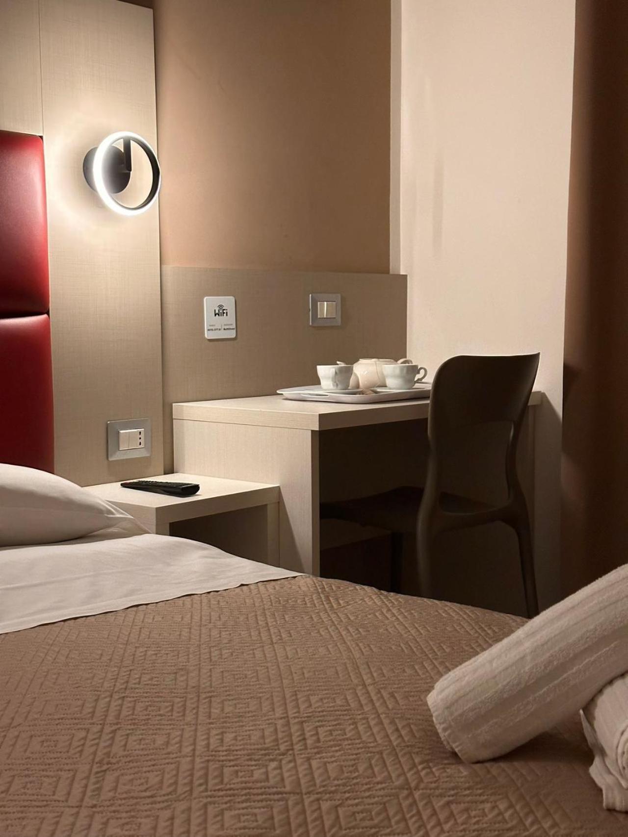 Hotel City 20 Milan Bagian luar foto